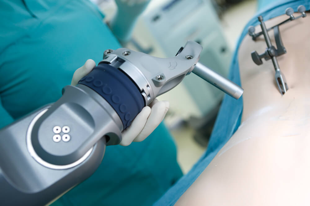 Der Arm des Roboters assistiert unseren Ärzten, die Regie führen unsere Spezialisten.